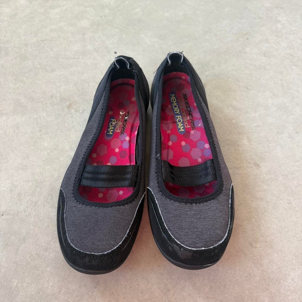 2000 Skechers Black & grey ballet flats with pink polka dot lining. Size: US 8